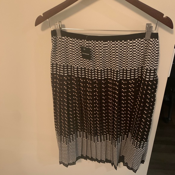 Club Monaco Pletala skirt in size 6 - Picture 3 of 5